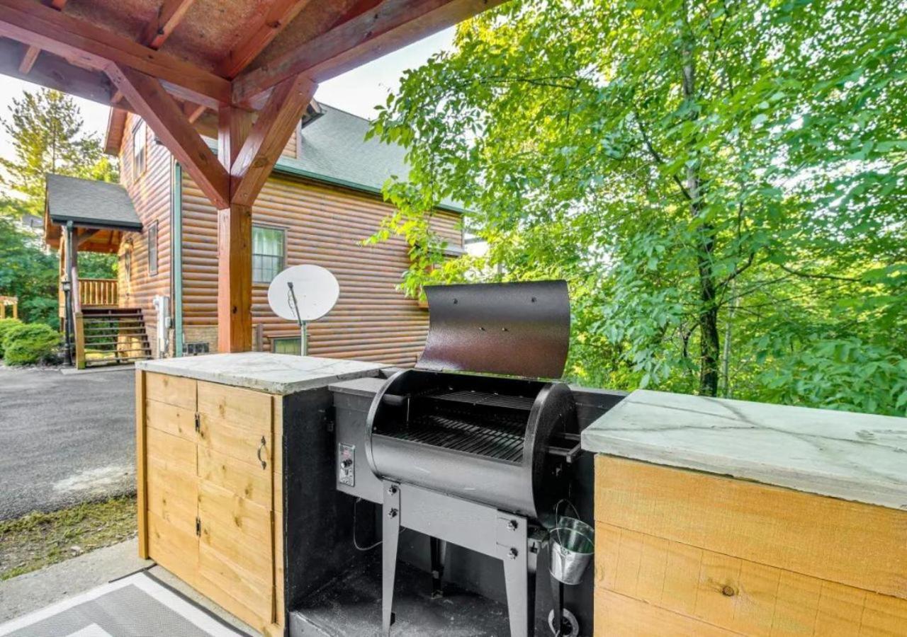 Fabulous Pet-Friendly, Family Cabin With Outdoor Kitchen, Hot Tub, Sauna, Fireplace, Theater Room, Arcade, Pool Table, And Fire Pit Within Minuties Of Dollywood Sevierville Buitenkant foto