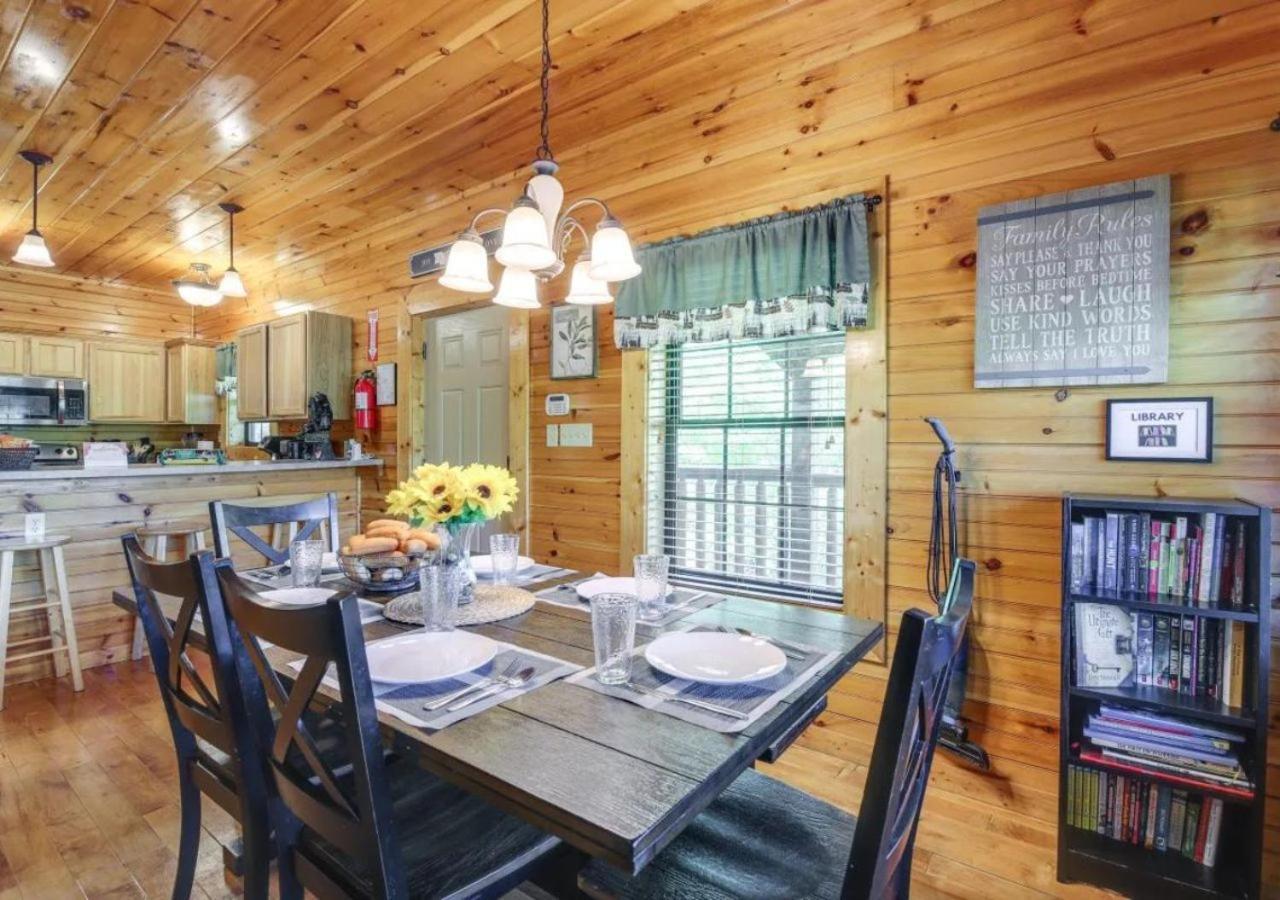 Fabulous Pet-Friendly, Family Cabin With Outdoor Kitchen, Hot Tub, Sauna, Fireplace, Theater Room, Arcade, Pool Table, And Fire Pit Within Minuties Of Dollywood Sevierville Buitenkant foto