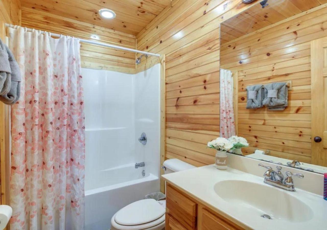 Fabulous Pet-Friendly, Family Cabin With Outdoor Kitchen, Hot Tub, Sauna, Fireplace, Theater Room, Arcade, Pool Table, And Fire Pit Within Minuties Of Dollywood Sevierville Buitenkant foto